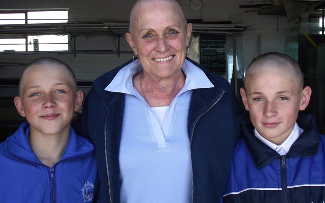 Roza Rabe staan hier tussen twee junior Melodramadeelnemers wat hulle hare ook afgeskeer het, AJ Bosch (links) en Adrian Hage (regs)   